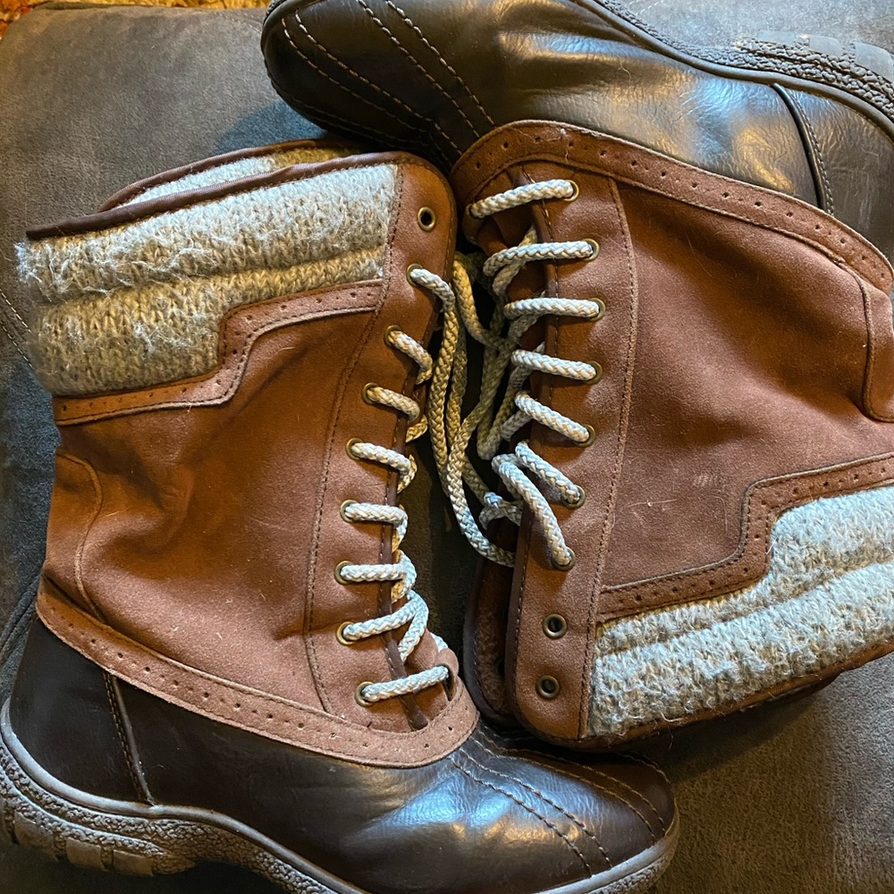 London Fog snow boots. Super cute and good condition, minor wear.